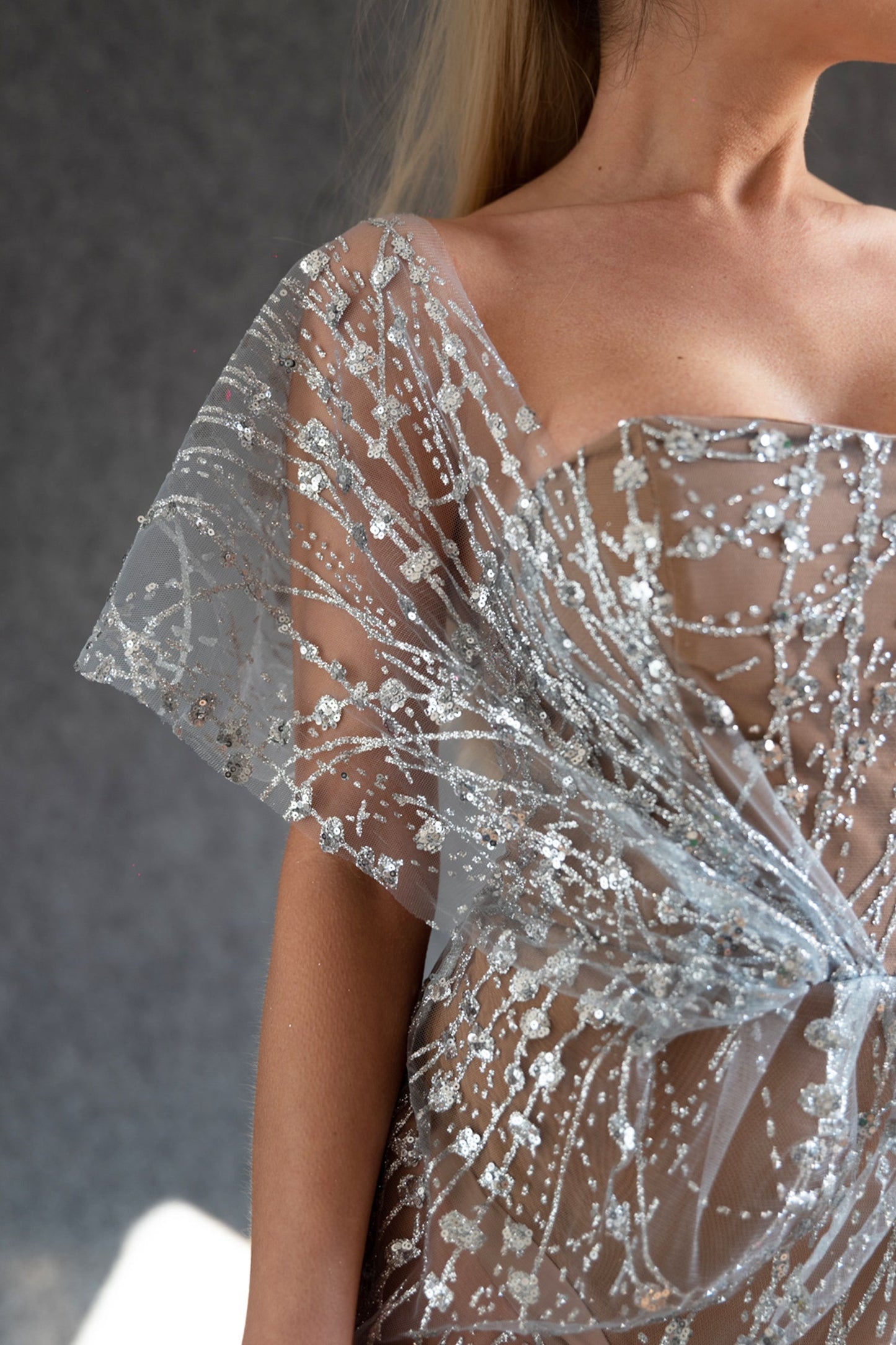 Miniabito velato con paillettes e spalle scoperte - Argento