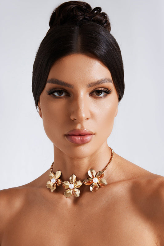 Collar de flores metálicas con perlas Dyani